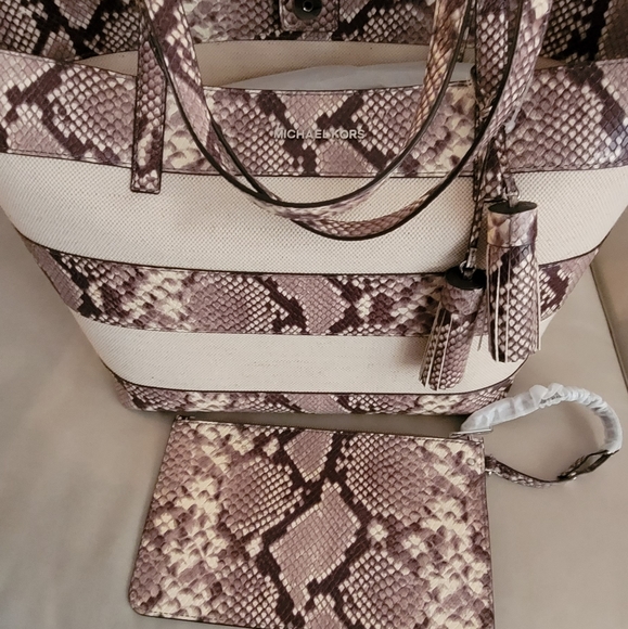 New w/tags Michael Kors tote - Picture 4 of 8